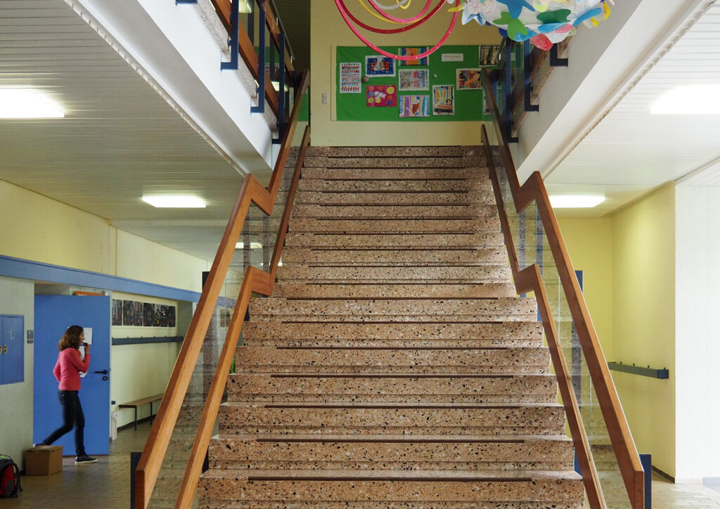 Treppe Grundschule vorher